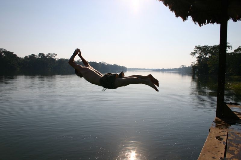 Turista-saltando-al-lago-tumichucua